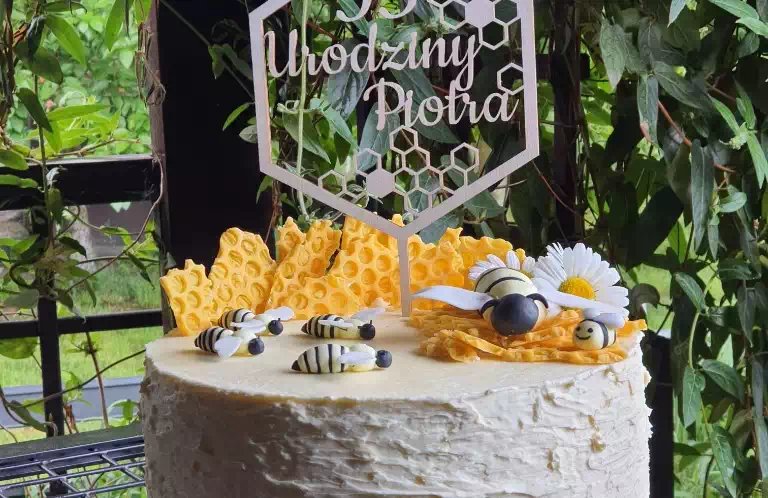 tort urodziny z pszczołami