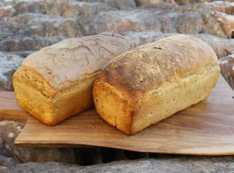 Dwa świeżo wypieczone bochenki chleba